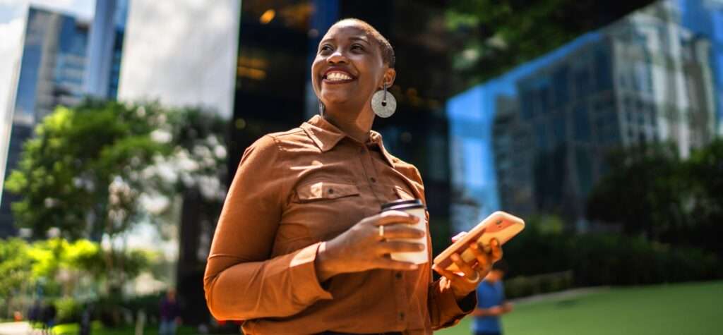 femme heureuse au téléphone à l'extérieur