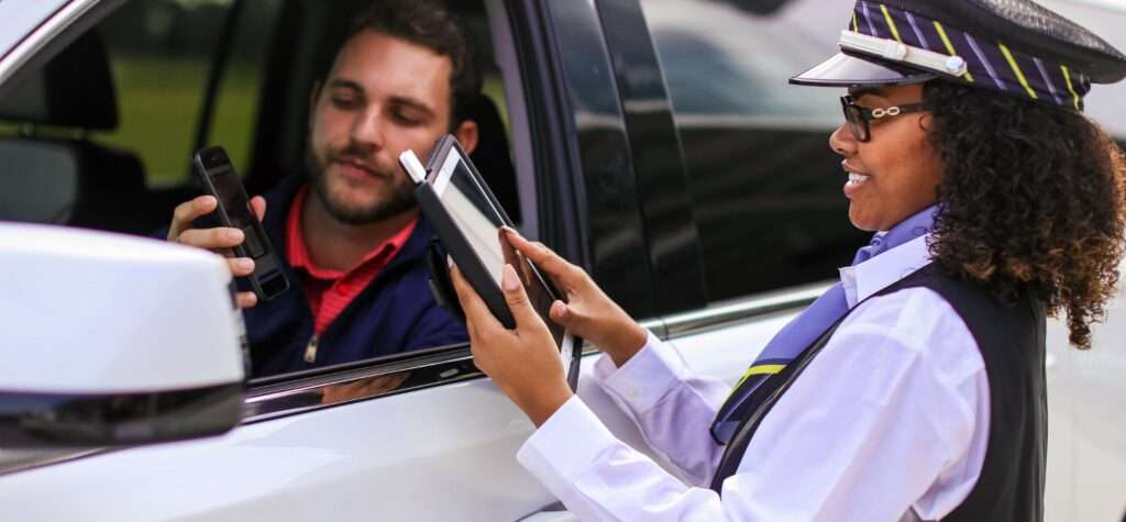 Empleado de Bags ayudando a un cliente en el coche