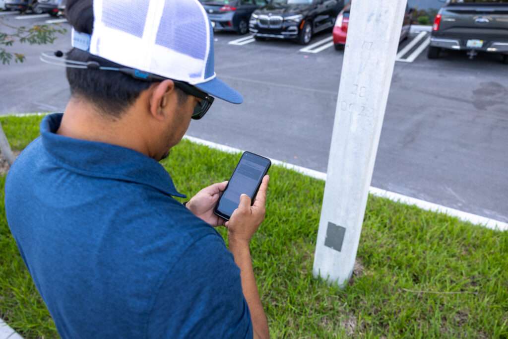 Hombre fuera en su teléfono escaneando el código QR de texto para pagar