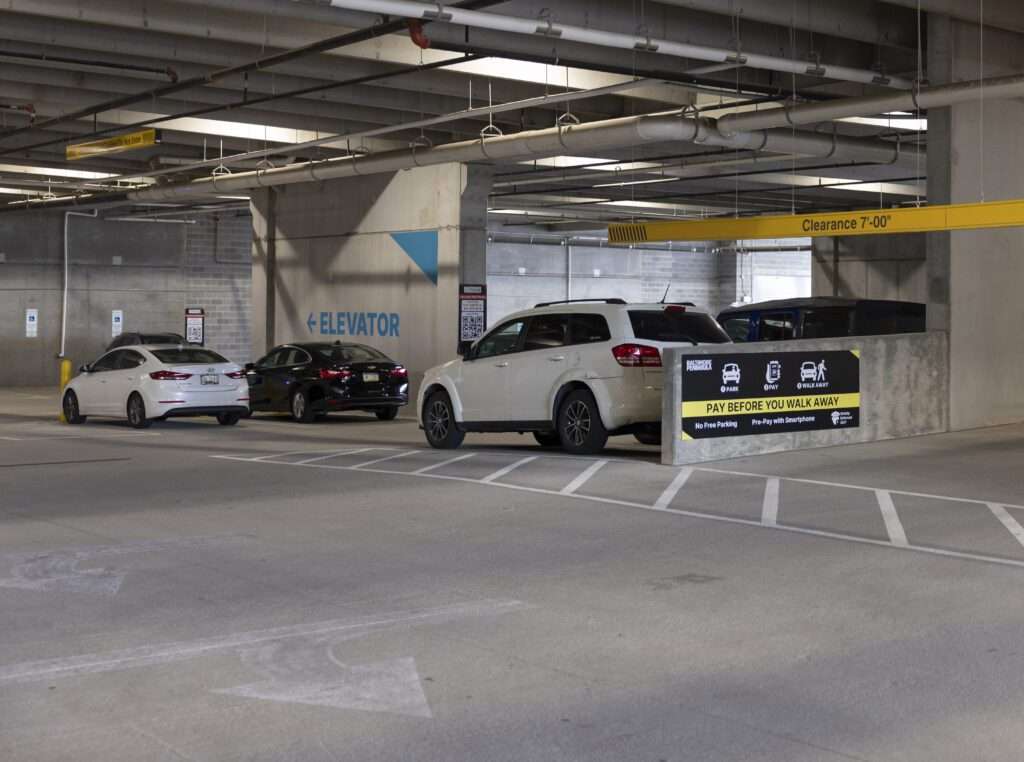 Voiture garée dans un parking SP+