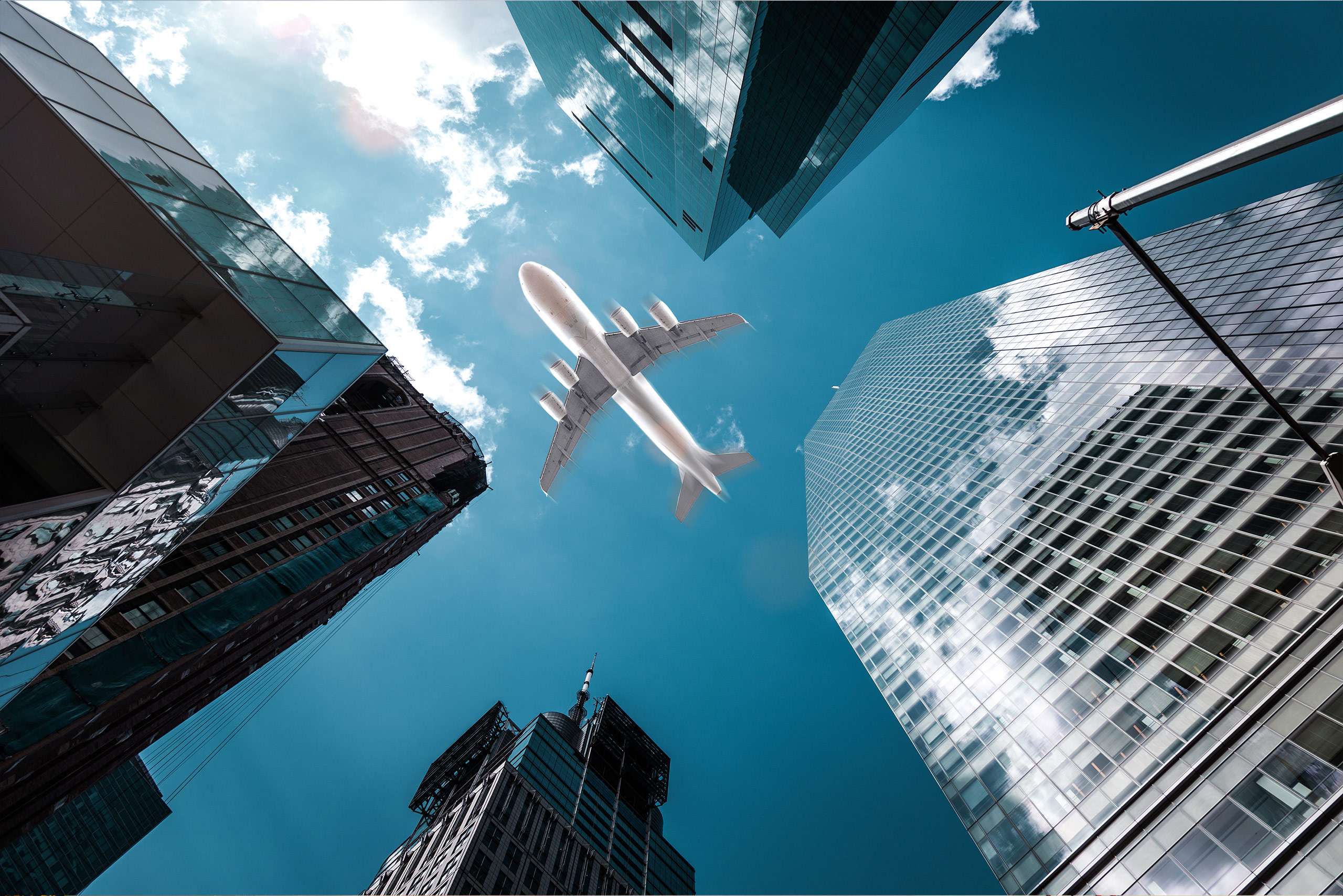 Avión sobrevolando la ciudad