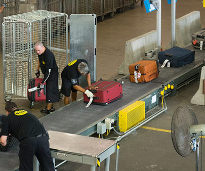 Les employés de BAGS rassemblent les bagages