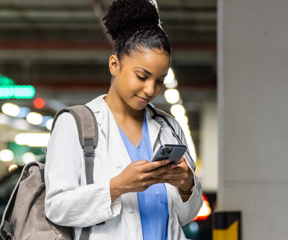 Mujer usando su teléfono en un aparcamiento