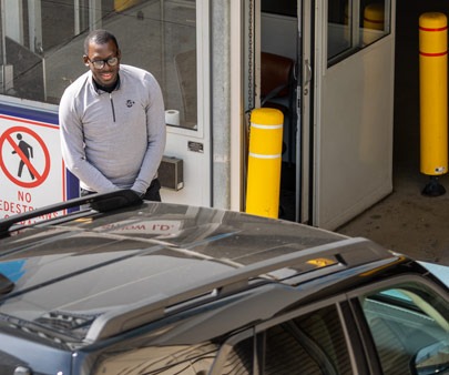 Employé SP+ à la voiture